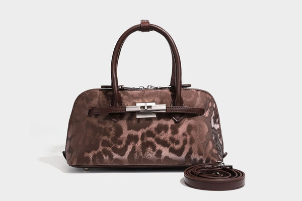 Strukturierte Henkeltasche mit tonal abgestimmtem Leopardenprint, Besatz in Lederoptik, gerollten Henkeln, vorderem Drehverschluss und