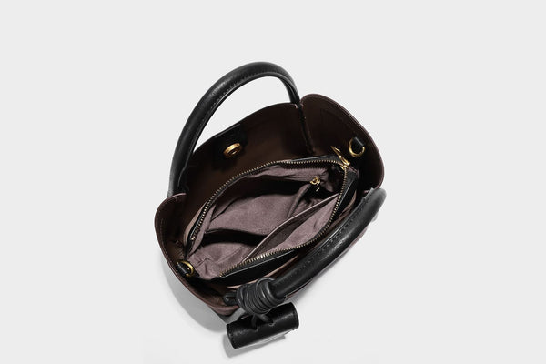 Kleine, strukturierte Tote-Bag mit offenem Oberteil aus dunkelbraunem, mattem Velourslederimitat, schwarzen geknoteten Tragegriffen und aufgesetzter Frontpartie