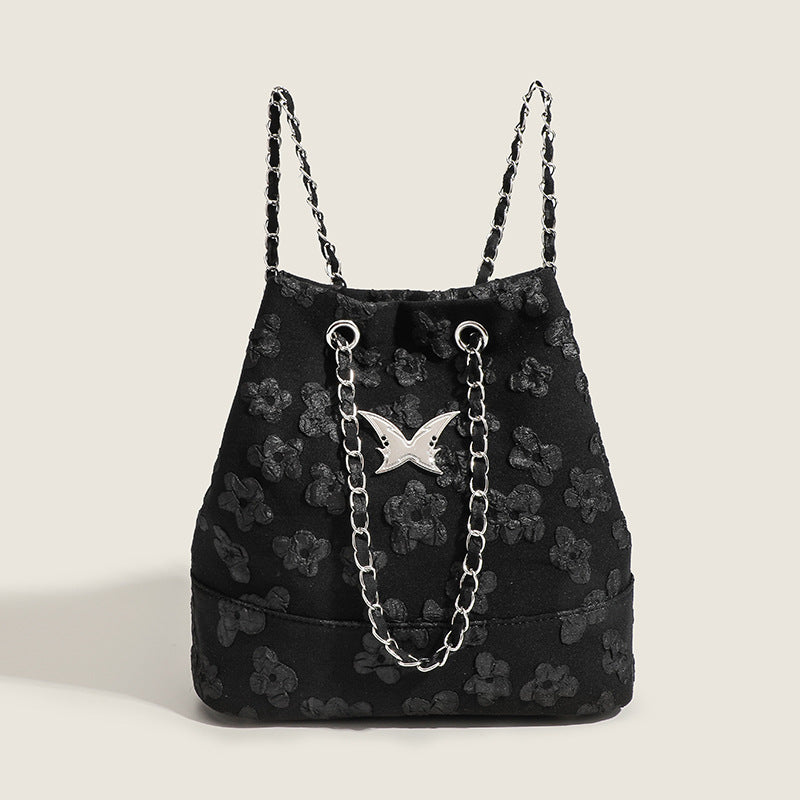 Beuteltasche aus floralem Jacquard mit Kettenriemen in Silberoptik und Schwalben-Medaillonbeschlag, Detailansicht 7