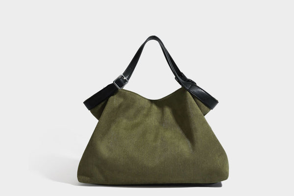 Weich fallender olivgrüner Shopper in Canvas-Optik mit Henkeln in schwarzer Lederoptik, abnehmbarem Reißverschlusstäschchen und silberfarbenen Beschlägen