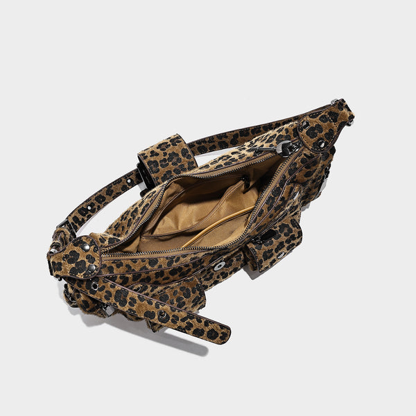Halbmondförmige Schultertasche mit Nieten besetzter Riemenschnallenlasche, mehreren Frontfächern und silberfarbenen Metalldetails, Detailansicht 49