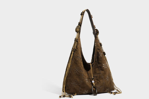 Dunkelbraune bestickte Hobo-Shopper-Tasche mit perlenverziertem Schulterriemen in Lederoptik, verknoteten Quastenbändern und ovalen Ringbeschlägen