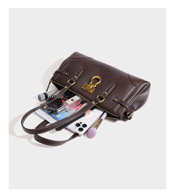 Strukturierte dunkelbraune Satchel-Tote in Lederoptik mit Ringverschluss in Antikgold-Optik, zwei Henkeln und seitlichem Riemen mit Schnalle