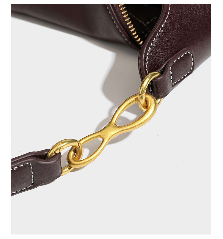 Lässige halbmondförmige Hobo-Schultertasche in Dunkelbraun mit goldfarbenem Ring und Kettenglied-Beschlägen sowie Reißverschluss oben, Detailansicht