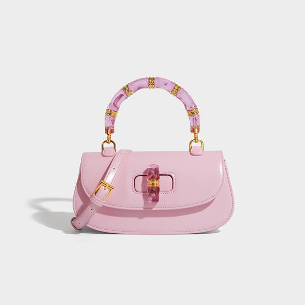 Kleine strukturierte Satteltasche mit durchscheinendem rosafarbenem Henkel aus Kunstharz im Bambus-Stil, passendem vorderem Drehverschluss, goldfarben