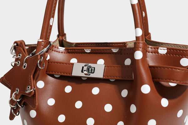 Kleine strukturierte Mini-Tote-Bag mit Punkten in Braun und weißen Punkten, Sternanhänger, zwei Tragegriffen und abnehmbarem Schulterriemen