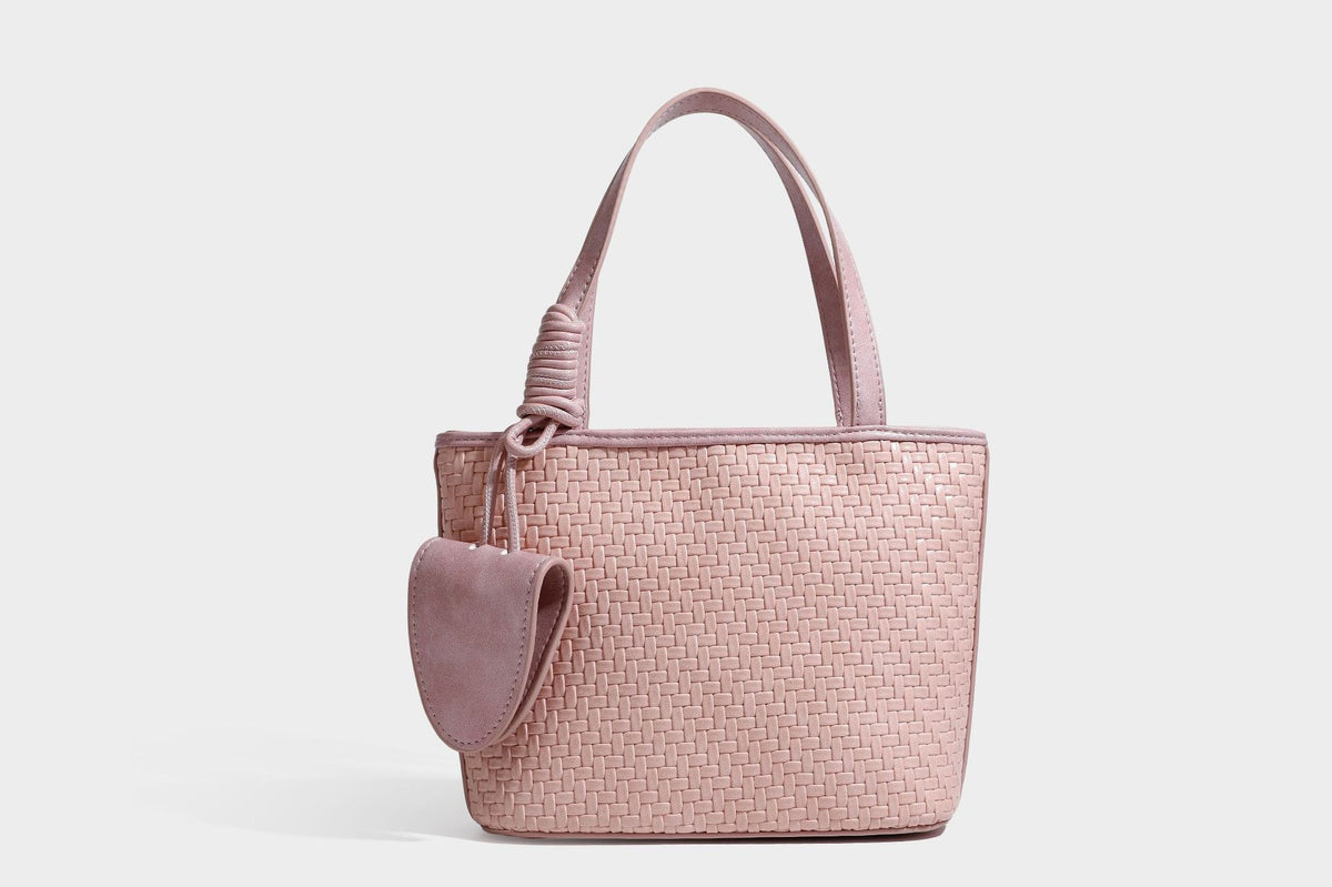 Strukturierte Tote Bag mit gewebter Oberfläche in Braun, goldfarbenen Metalldetails, seilumwickelten Tragegriffen, einer kleinen Fronttasche und weiteren Details