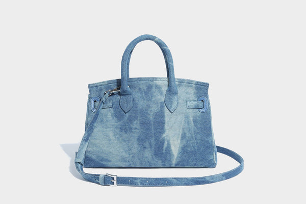 Strukturierte Patchwork-Henkeltasche aus gewaschenem Denim mit gerollten Tragegriffen, Überschlag mit Drehverschluss, aufgesetzten Fronttaschen und, Detail