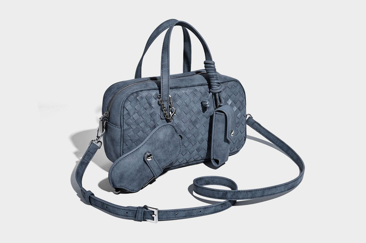 Strukturierte Boston-Tasche in Weboptik mit geknoteten Tragegriffen, abnehmbarem Schulterriemen und passendem Mini-Etui in matter Ausführung