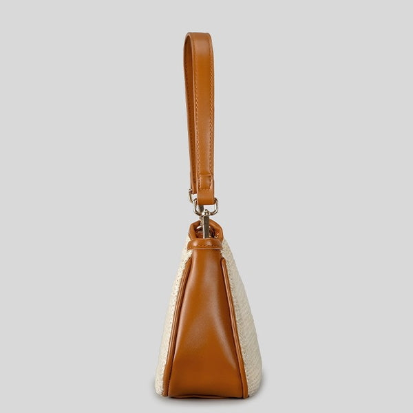 Cremefarbene geflochtene Schultertasche mit Besatz in hellbrauner Lederoptik, silberfarbenen Beschlägen und verstellbarem Riemen, Detailansicht 2