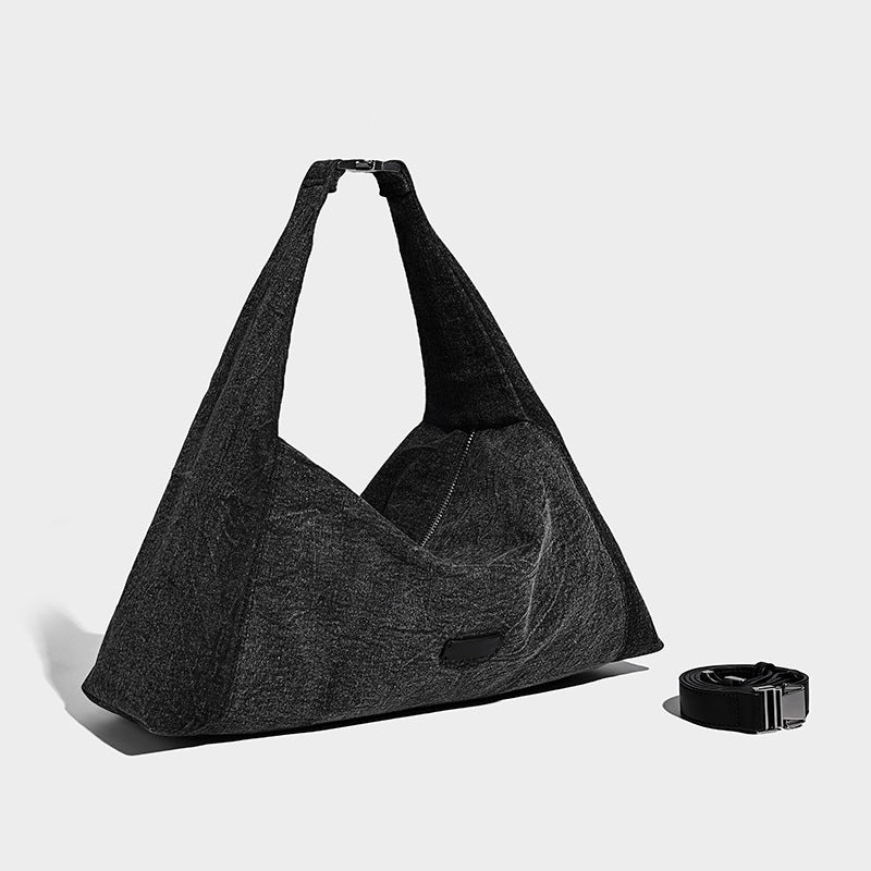 Oversized, lässig fallende Hobo-Schultertasche in Denim-Optik mit breitem, verstellbarem Riemen und Reißverschluss oben, Detailansicht 6