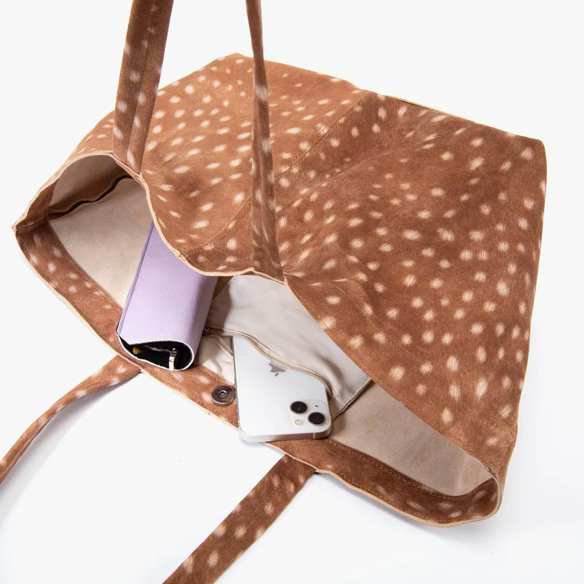 Großer, oben offener Samt-Shopper mit Fleckenmuster, langen Schulterriemen und weicher trapezförmiger Silhouette, Detailansicht 3