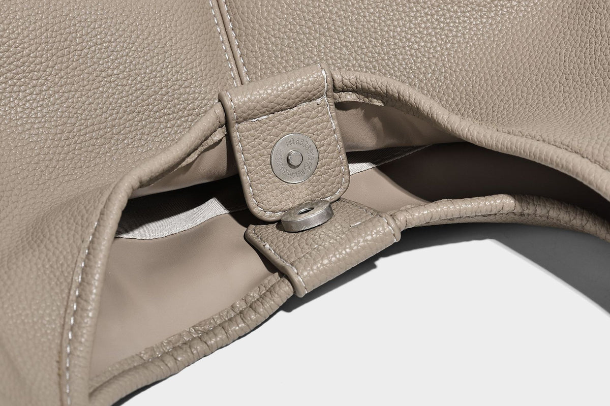 Große, lässig fallende Hobo-Schultertasche in genarbter Lederoptik mit langem Schulterriemen und seitlicher Klappentasche mit Metalldetail
