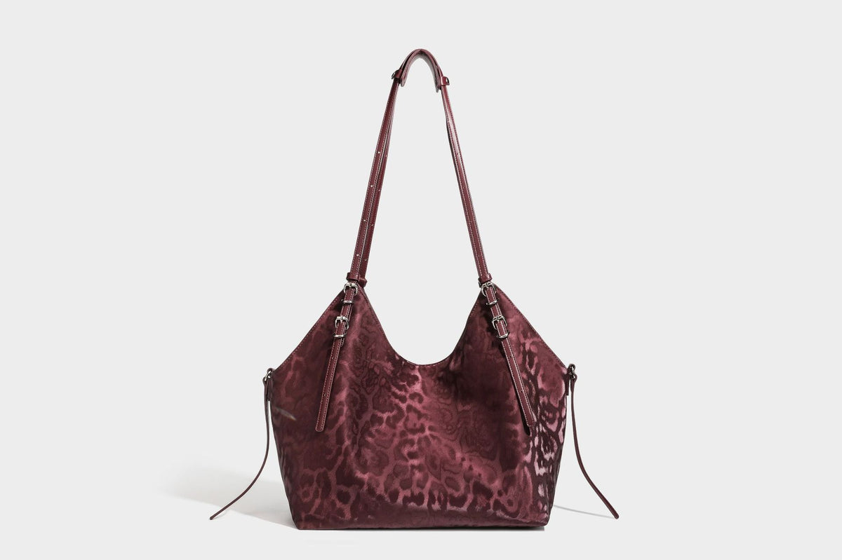 Große, glänzende Hobo-Schultertasche mit Leopardenprint, abnehmbarem Reißverschlusstäschchen und silberfarbenem Seestern-Anhänger, Detailansicht