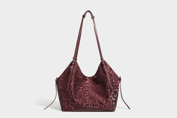 Große, glänzende Hobo-Schultertasche mit Leopardenprint, abnehmbarem Reißverschlusstäschchen und silberfarbenem Seestern-Anhänger, Detailansicht
