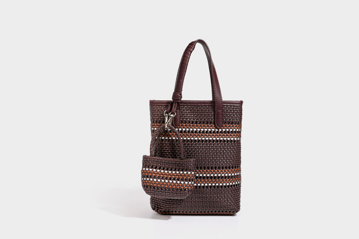 Kleine, formstabile Korb-Shopper-Tasche aus geflochtenem Material mit umwickelten Griffen in Lederoptik und silberfarbenen Verschlussbeschlägen, Detailansicht 35
