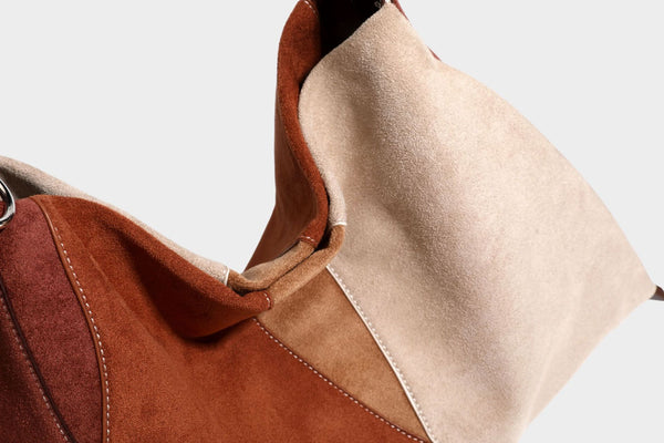 Weich fallende Patchwork-Tote in Braun, Rost, Camel und Beige mit Partien in Velourslederoptik, Besatz in Lederoptik und verstellbarem Schulterriemen