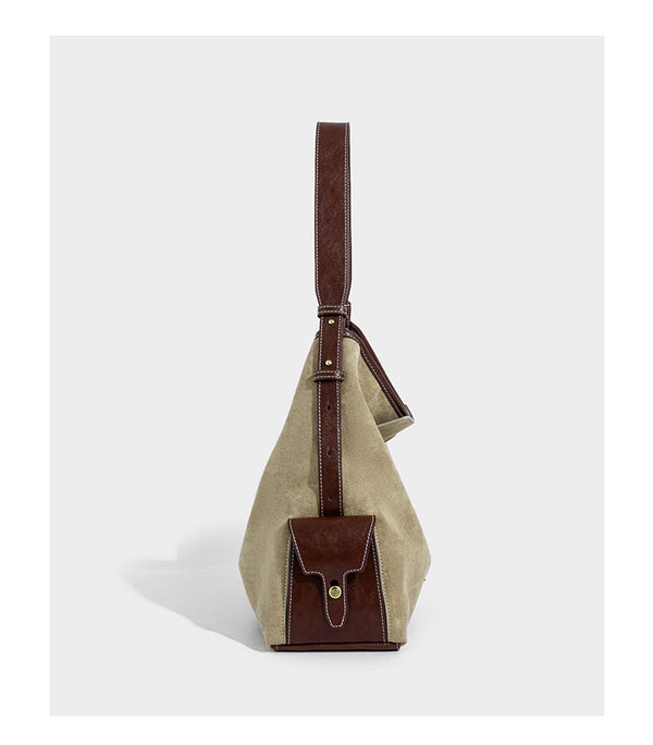 Lässig fallende Hobo-Schultertasche in Khaki aus mattem Material in Wildlederoptik mit dunkelbraunem Besatz in Lederoptik, Quastenanhänger mit Perlen und seitlicher Klappe, Detailansicht