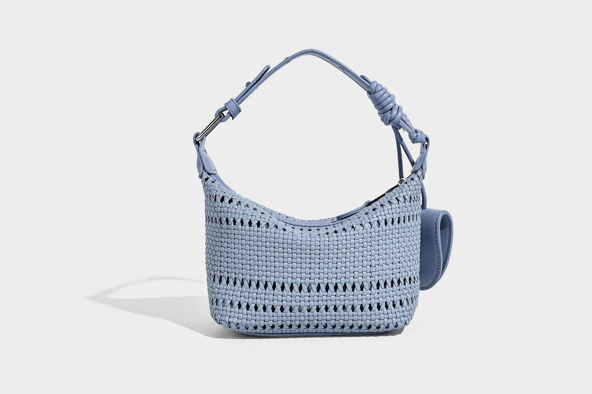 Kleine gewebte Hobo-Schultertasche mit sichelförmiger Silhouette, Reißverschluss oben, silberfarbenen Metallelementen und verstellbarem, Detail