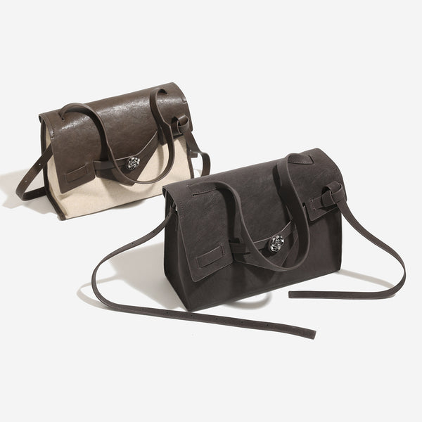 Strukturierte, rechteckige Satchel-Tasche mit Klappe, floralem Metall-Drehverschluss und verstellbarem Crossbody-Riemen aus mattem, strukturiertem