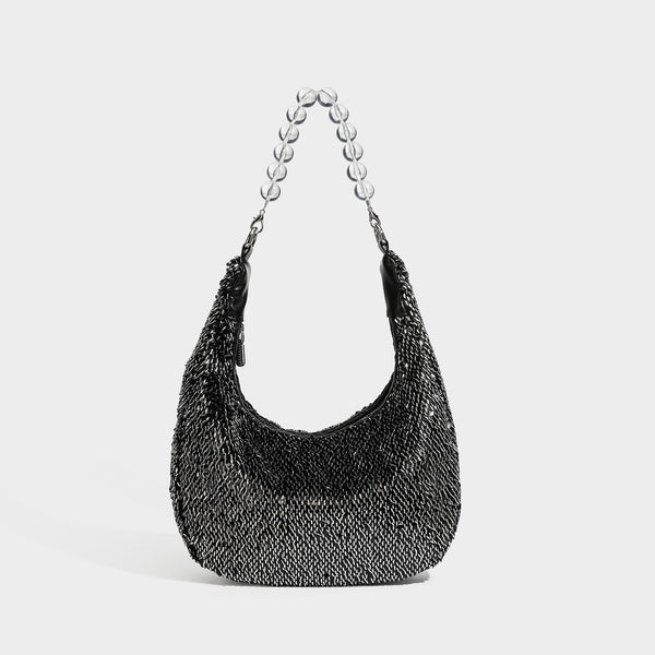 Kleine sichelförmige Schultertasche mit rundum silberfarbenem Paillettenbesatz, transparentem kugelförmigem Perlen-Tragegriff und silberfarbenem Reißverschluss