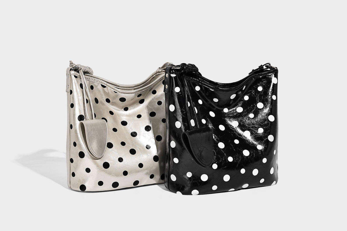 Glänzende Bucket-Bag mit schwarz-weißem Tupfenmuster, langem verstellbarem Riemen und Kordelzugverschluss, Detailansicht 8