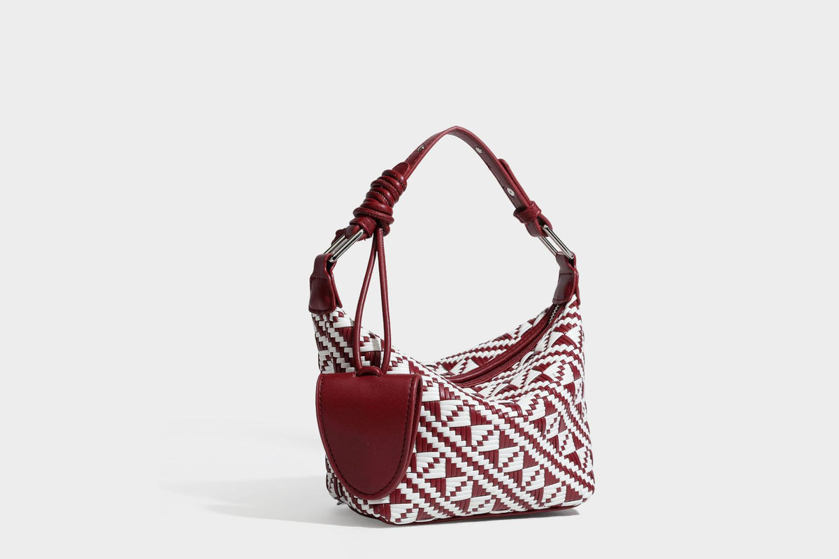 Kleine gewebte geometrische Schultertasche in Schwarz und Weiß mit glattem Besatz in dunkelbrauner Lederoptik, verstellbarem Knotenriemen, Seitenansicht