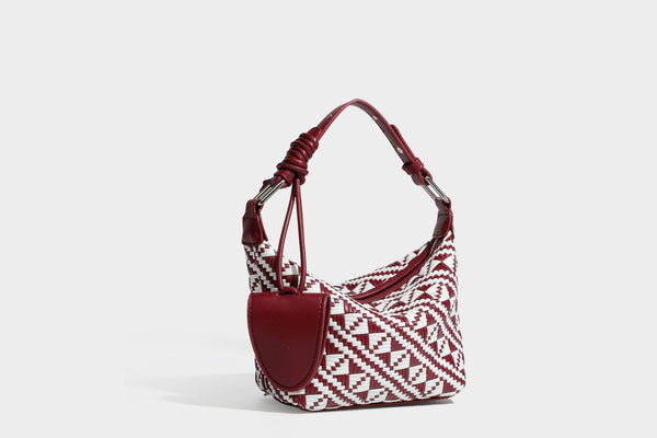 Kleine gewebte geometrische Schultertasche in Schwarz und Weiß mit glattem Besatz in dunkelbrauner Lederoptik, verstellbarem Knotenriemen, Seitenansicht