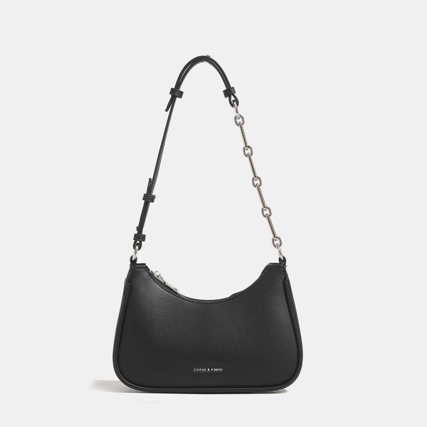 Kompakte Hobo-Schultertasche mit glatter Oberfläche in Lederoptik, Reißverschluss oben sowie einer Kombination aus silberfarbener Kette und verstellbarem Riemen