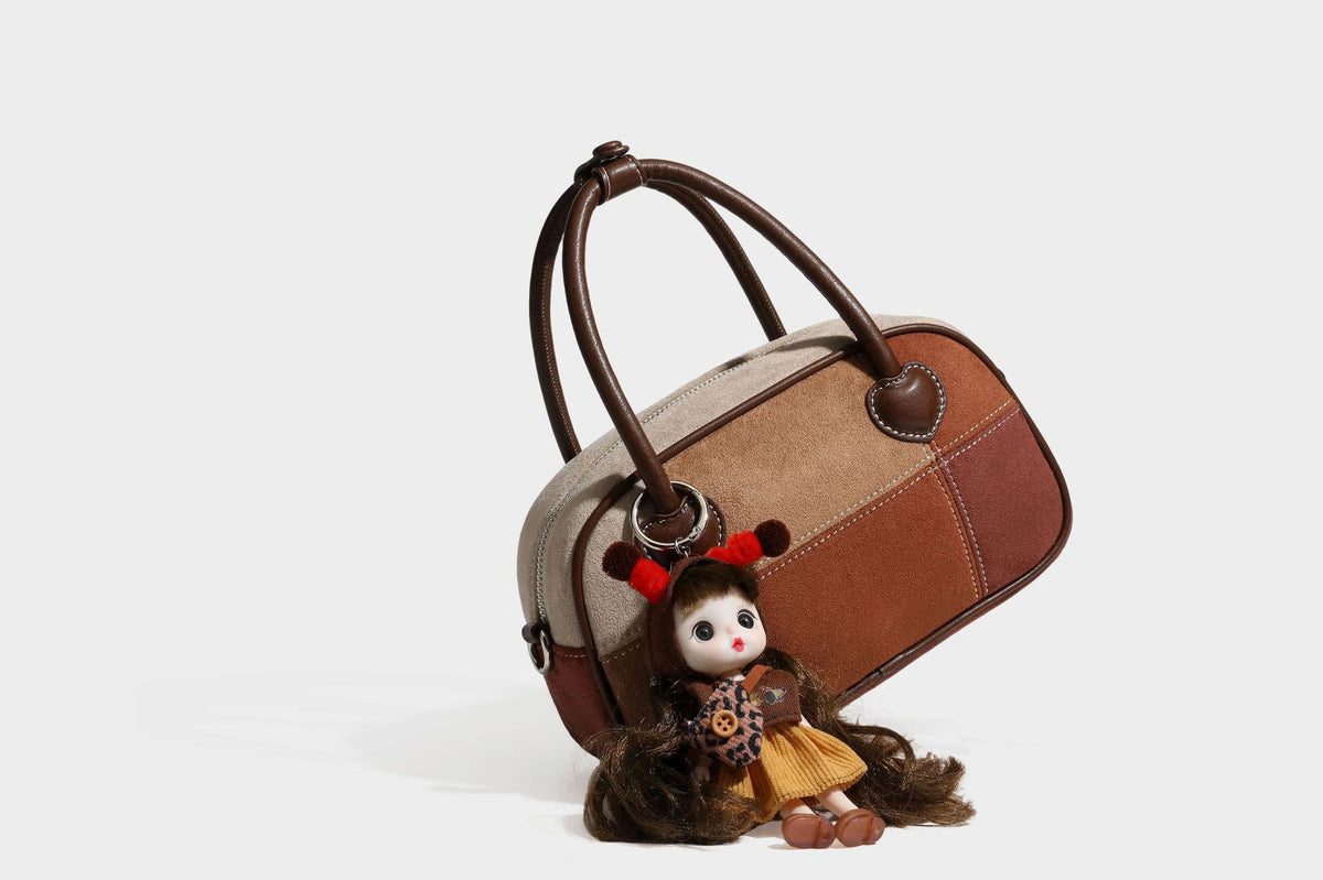 Kleine, strukturierte Henkeltasche aus Patchwork in Farbblöcken aus Beige, Camel, Braun und Rost mit dunkelbrauner Einfassung, herzförmigem