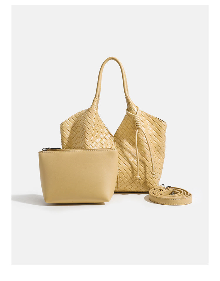 Weich strukturierte gewebte Tote-Bag in Gelbgold mit Lederoptik, V-förmiger offener Oberseite, seitlichen Kordeldetails und zwei röhrenförmigen
