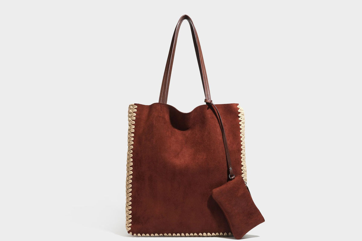 Große matte Tote-Bag in Veloursleder-Optik mit cremefarbenem Randbesatz aus gehäkelter Kordel, langen schmalen Schulterriemen und kleinem abnehmbarem, passendem
