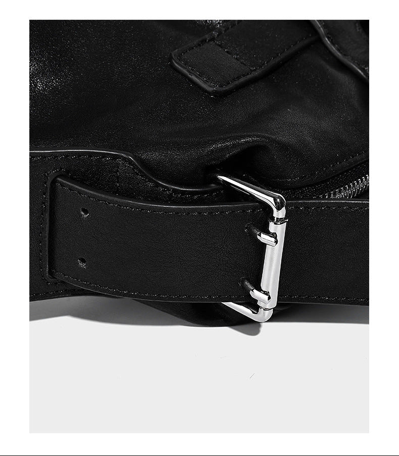 Glänzende, strukturierte schwarze Tote-Bag mit silberfarbenem Schnallenriemen, zwei Henkeln und abnehmbarem Schulterriemen, Detailansicht 13