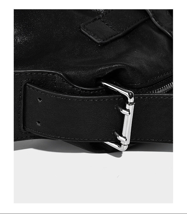Glänzende, strukturierte schwarze Tote-Bag mit silberfarbenem Schnallenriemen, zwei Henkeln und abnehmbarem Schulterriemen, Detailansicht 13