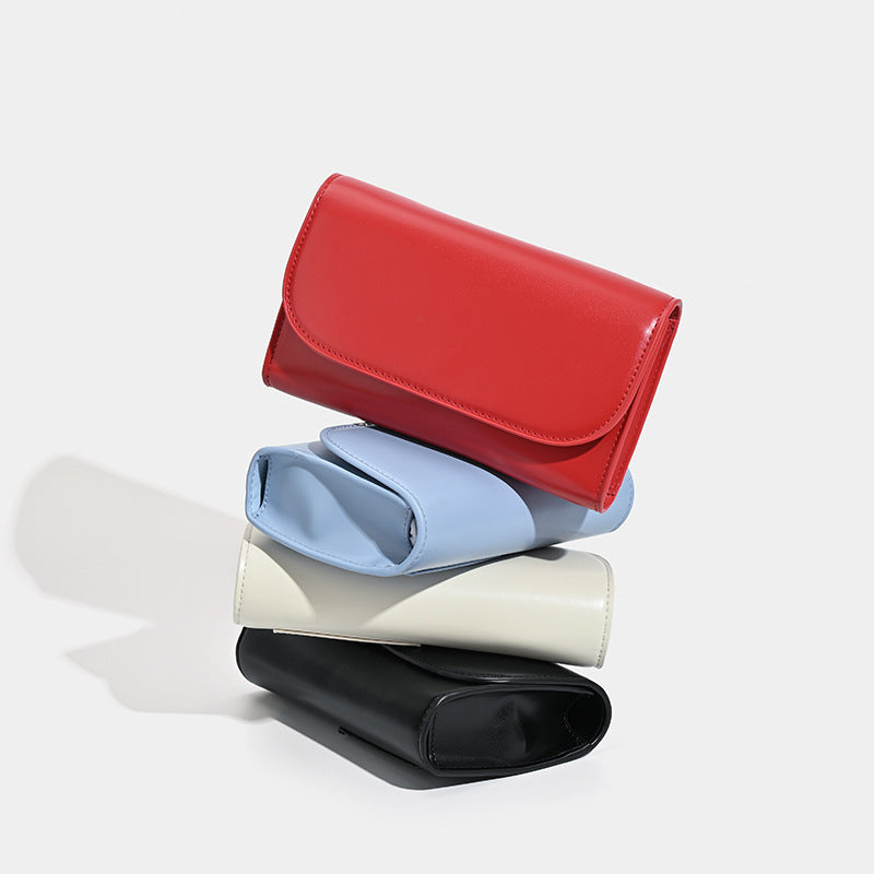 Kleine, strukturierte Crossbody-Tasche in Lederoptik mit Überschlag, Druckknopfverschluss und silberfarbenen Metalldetails, Detailansicht 2
