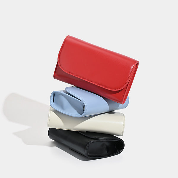 Kleine, strukturierte Crossbody-Tasche in Lederoptik mit Überschlag, Druckknopfverschluss und silberfarbenen Metalldetails, Detailansicht 2