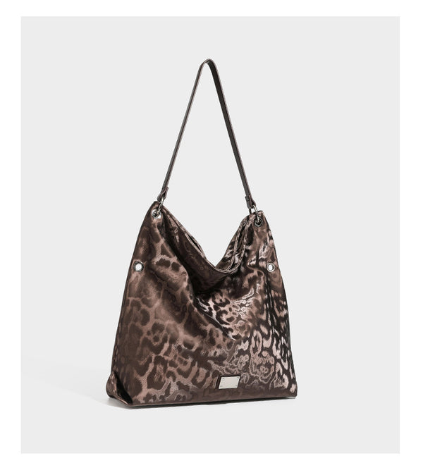 Lässige Hobo-Schultertasche mit Leopardenmuster, glänzender Satinoptik, silberfarbenen Ringbeschlägen und schmalem Schulterriemen