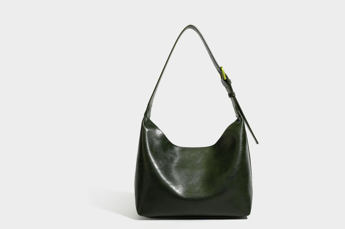 Dunkelbraune, weich fallende Hobo-Schultertasche mit strukturierter Oberfläche in Velourslederoptik, glatten Besätzen in Lederoptik und Details in Antikgoldoptik