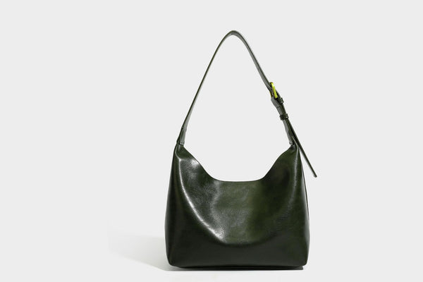 Dunkelbraune, weich fallende Hobo-Schultertasche mit strukturierter Oberfläche in Velourslederoptik, glatten Besätzen in Lederoptik und Details in Antikgoldoptik
