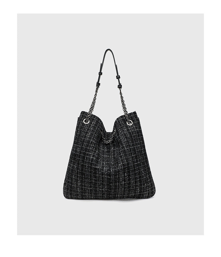 Große schwarze Schulter-Tote-Bag mit Tweedstruktur, silberfarbener Kette und Riemen in Lederoptik, Metallösen und Außenreißverschluss