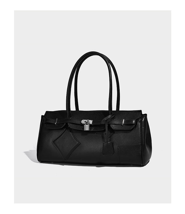 Strukturierte Tote-Bag in schwarzer Lederoptik mit Drehverschluss in Vorhängeschloss-Optik, dekorativen Riemendetails und abgerundeten Doppelhenkeln