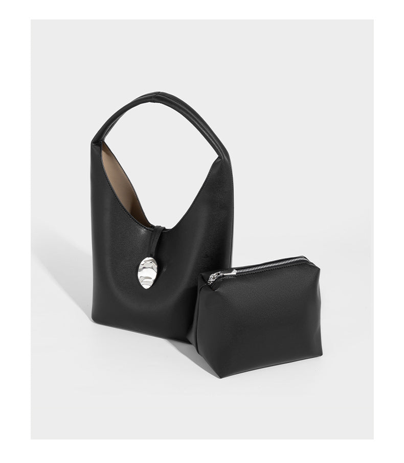 Schlichte Hobo-Schultertasche in matter Lederoptik mit gewölbtem Henkel und silberfarbenem, ovalem Anhänger, Detailansicht 11