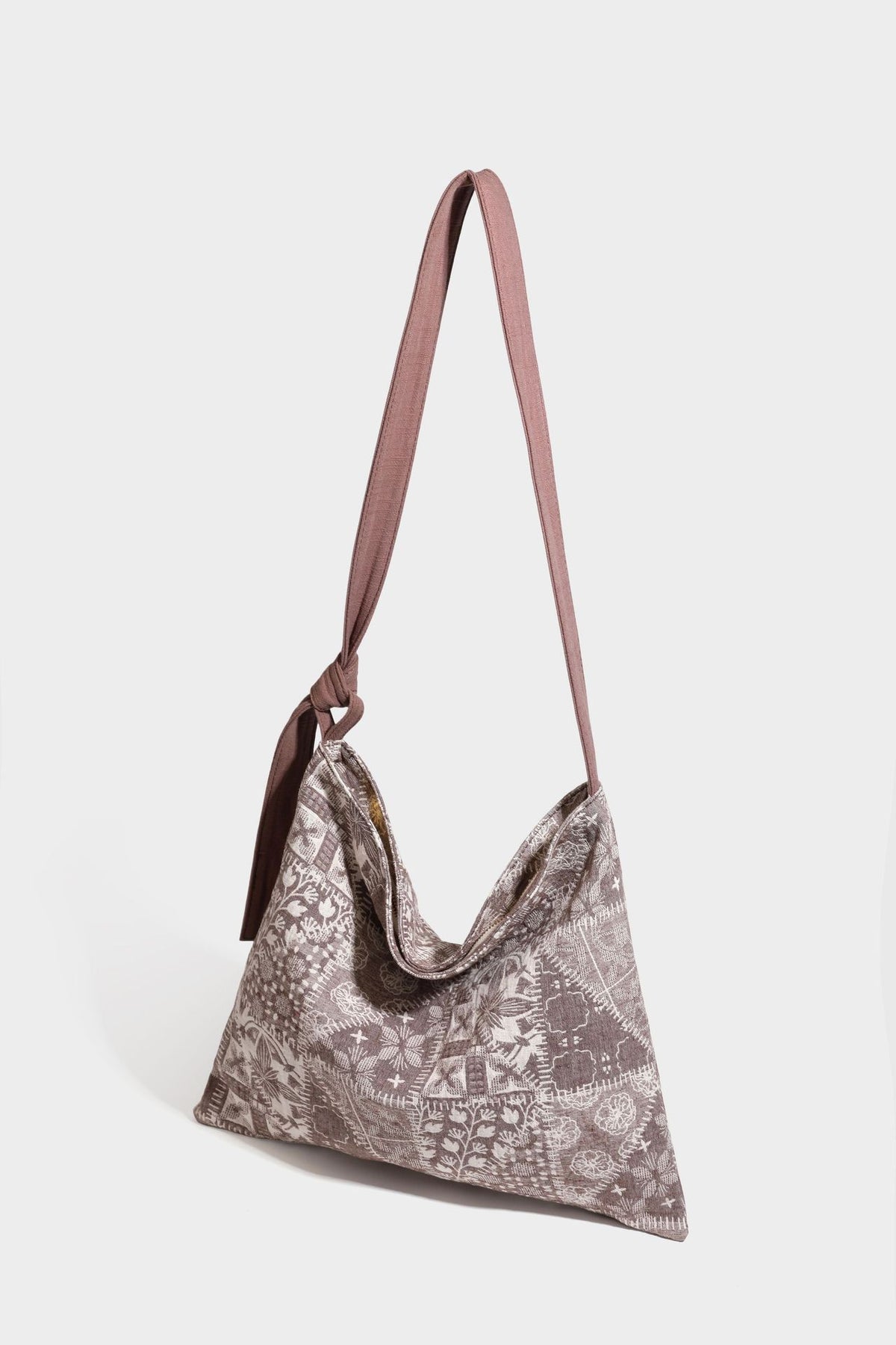 Weich fallende Hobo-Schultertasche aus Canvas mit botanischem Print, langem geknotetem Riemen und Reißverschluss oben, Detailansicht 40