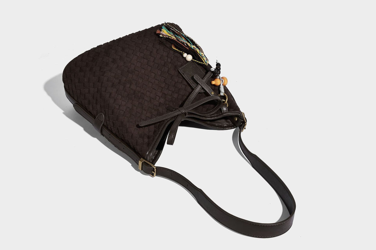 Dunkelbraune Beuteltasche mit Webstruktur, Knotenverschluss, Details in Goldoptik und verstellbarem Schulterriemen, Detailansicht 17