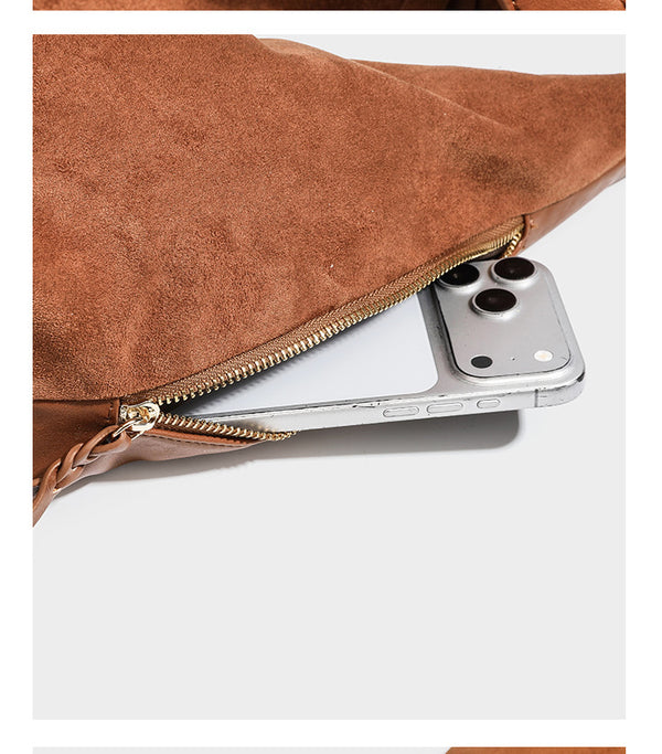 Lässig fallende Hobo-Schultertasche mit strukturierter Wildlederoptik, Reißverschluss oben, Quasten-Zippern und goldfarbenem, verstellbarem