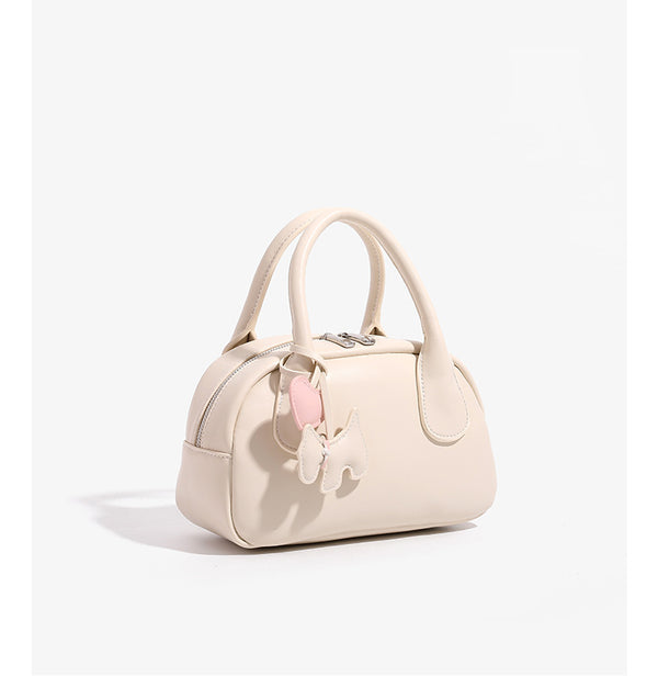 Mini-Handtasche in Kuppelform mit glatter Oberfläche in Lederoptik, zwei Henkeln, Reißverschluss oben, silberfarbenen Metalldetails und herabhängendem