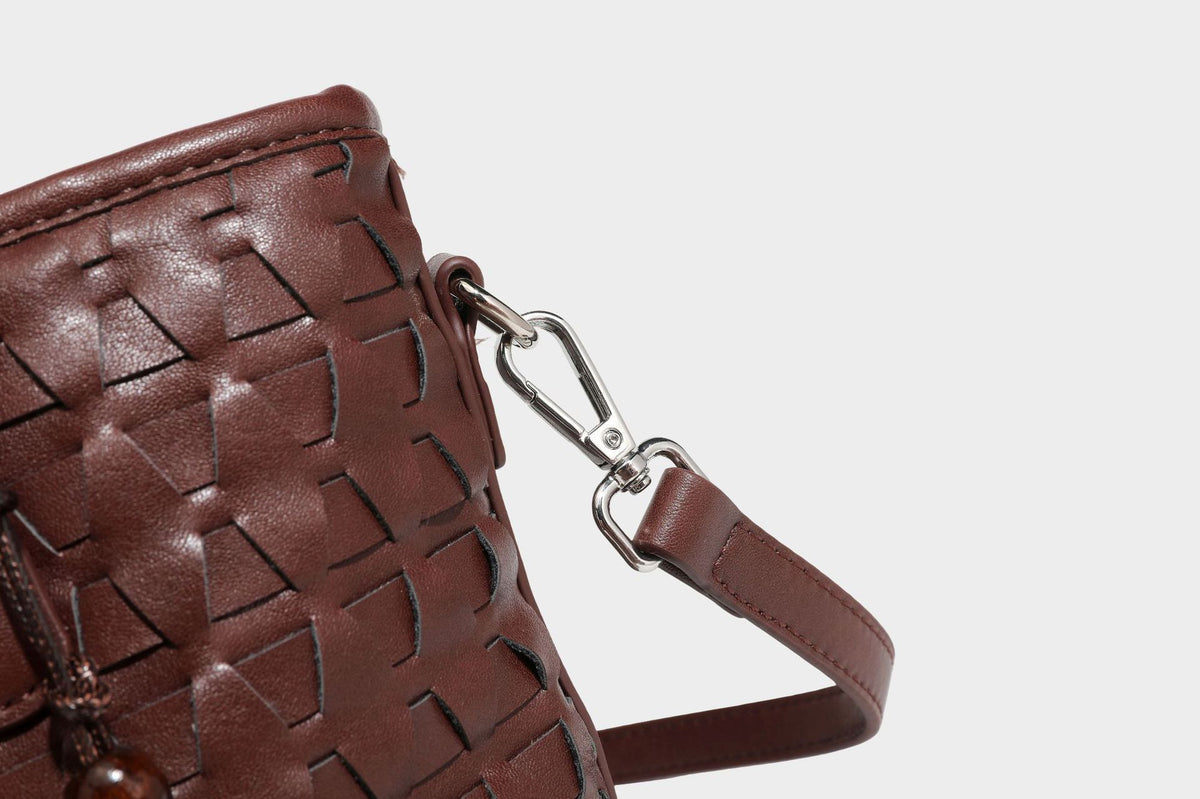 Strukturierte Tote-Bag in Lederoptik mit geprägtem Flechtmuster, zwei Tragegriffen, abnehmbarem Schulterriemen und rundem Perlenanhänger