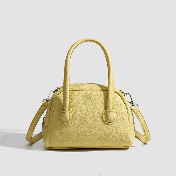 Mini-Boston-Tasche mit genarbter Oberfläche, zwei Tragegriffen, abnehmbarem verstellbarem Crossbody-Riemen und Beschlägen in Silberoptik, Detailansicht