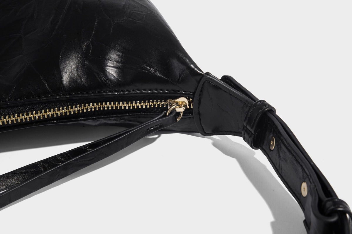 Glänzende, gekräuselte Halbmond-Schultertasche mit goldfarbenen Emblem-Beschlägen und verstellbarem Riemen, Detailansicht 18