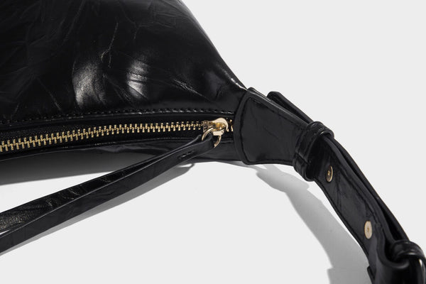 Glänzende, gekräuselte Halbmond-Schultertasche mit goldfarbenen Emblem-Beschlägen und verstellbarem Riemen, Detailansicht 18